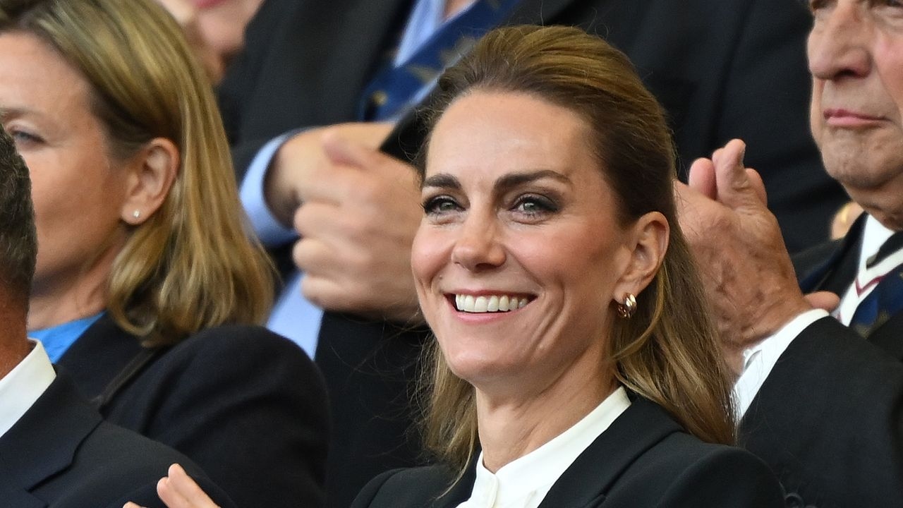 Princesa Kate mostra: você não pode errar com um blazer preto no outono de 2025