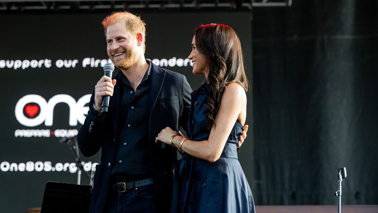 Hertogin Meghan verrast met publieke verschijning – en deze minimalistische midi-jurk