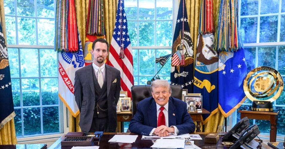 Een account met dezelfde naam als Trumps BLS-keuze plaatste complottheorieën die gebaseerd zijn op rode pillen
