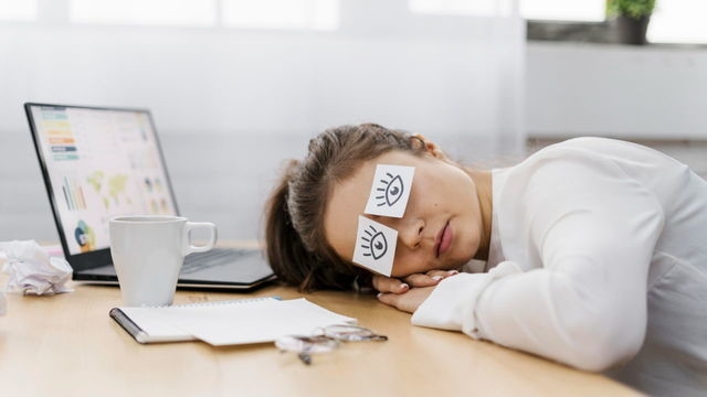 No solo cansancio: cómo distinguir el exceso de trabajo del síndrome de fatiga crónica