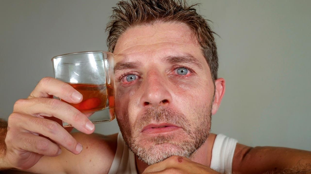 Alkol, erkeklerin duyguları tanıma yeteneğini köreltiyor