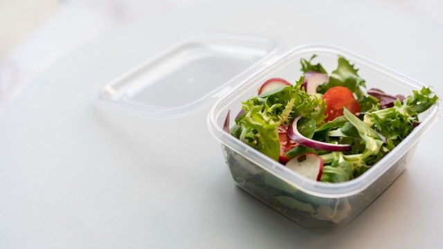 Almuerzo peligroso: qué plásticos pueden calentarse y cuáles causan cáncer
