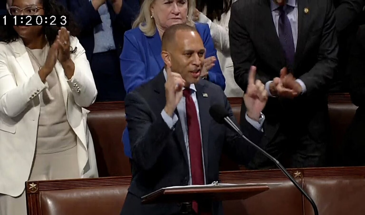 El discurso récord de ocho horas de Hakeem Jeffries no logra bloquear la legislación de Trump