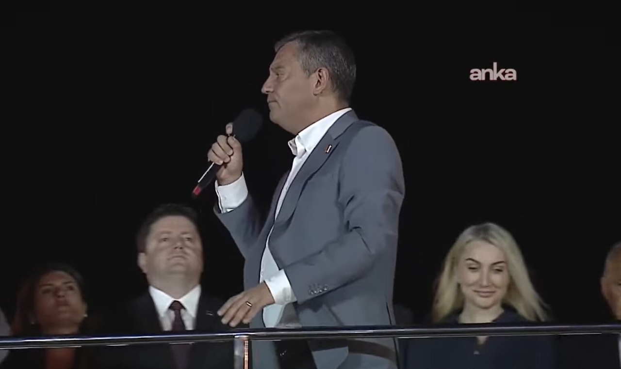 CHP's Kadıköy rally | Özgür Özel: "No one should have the desire to escape this dark order on their own."