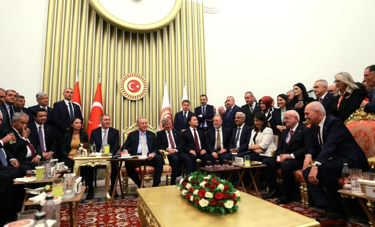 Mümtaz'er Türköne schreef: “Een oproep aan de politiek”