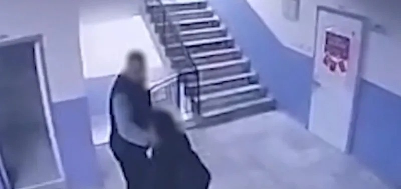 Директора школы арестовали за то, что он столкнул ученика-аутиста с лестницы