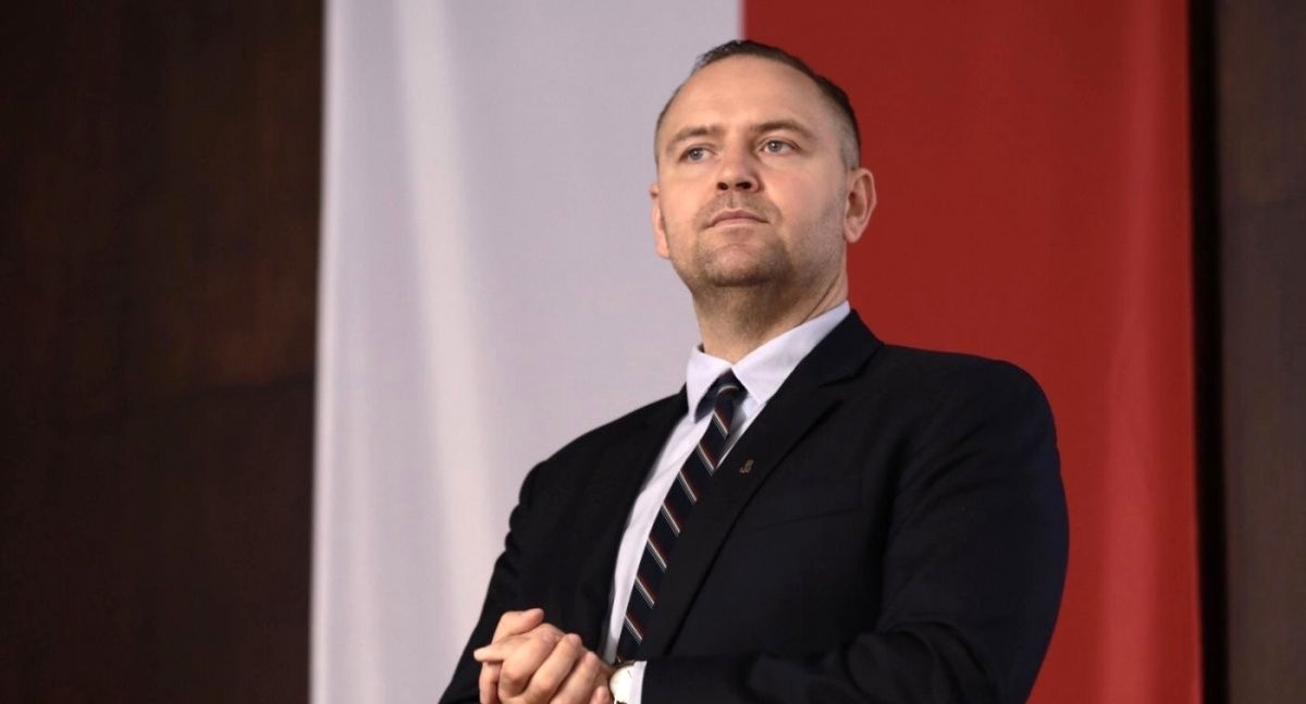 El principal candidato presidencial polaco niega haber actuado mal en la polémica del segundo apartamento.