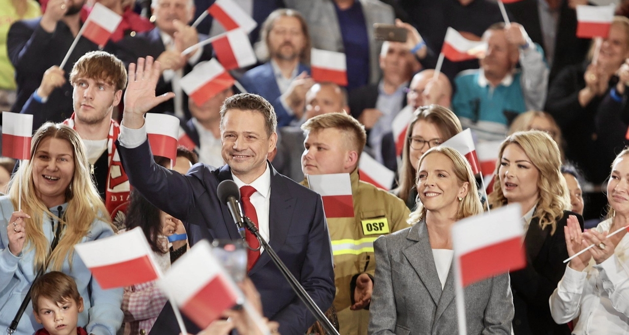 Polonya cumhurbaşkanlığı seçimlerinin ilk turunda Trzaskowski'nin kıl payı galibiyeti, ikinci turda Nawrocki ile karşılaşacak