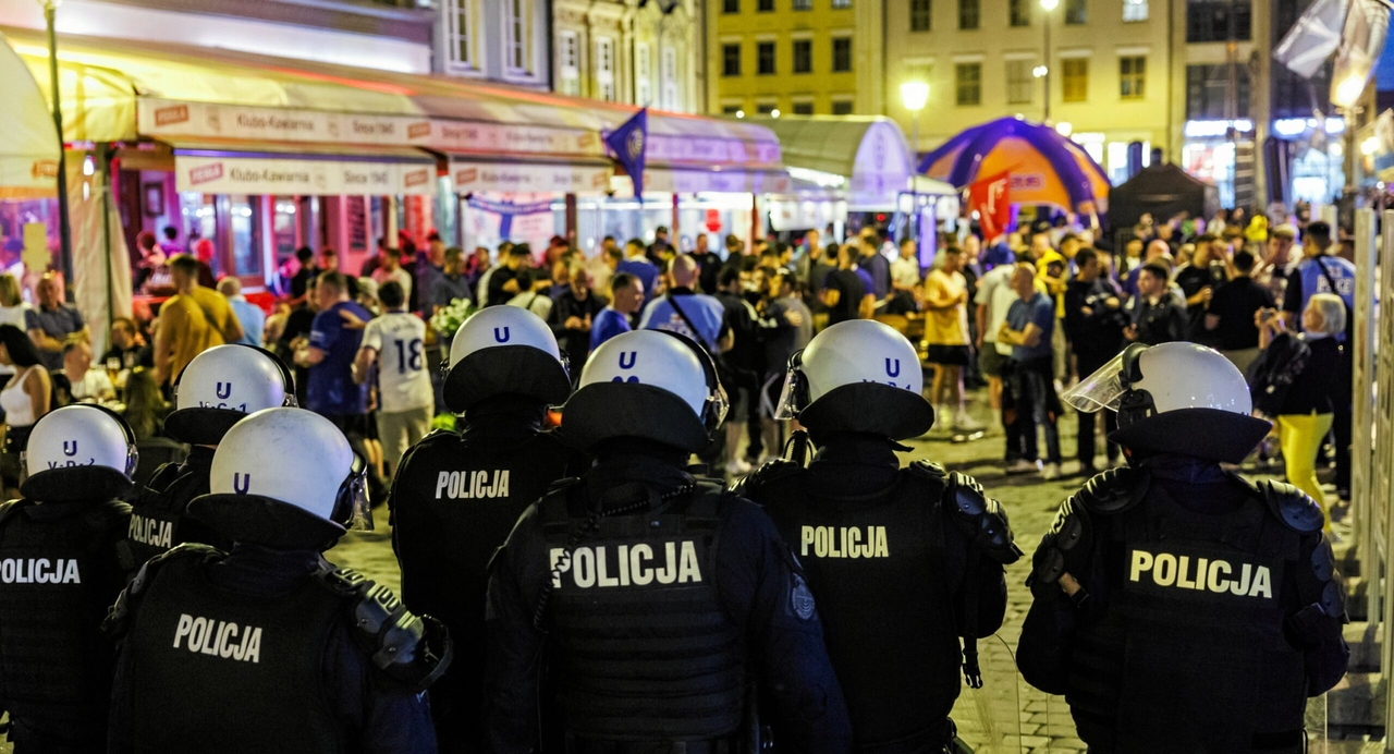 Premier belooft 'meedogenloze' reactie op botsingen tussen Britse en Spaanse fans in Polen tijdens voetbalfinale
