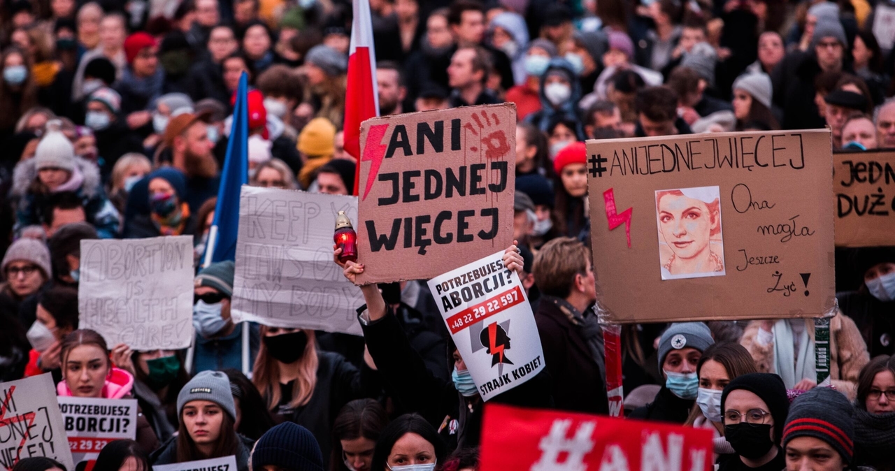 Artsen gevangengezet voor dood zwangere vrouw, wat leidde tot massaprotesten tegen abortus in Polen