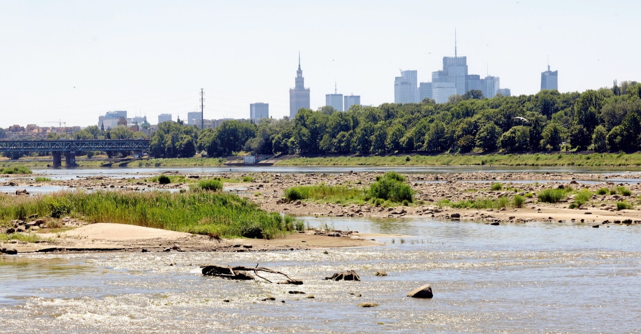 El nivel del agua cae a un mínimo histórico de 19 cm en el río Vístula de Varsovia