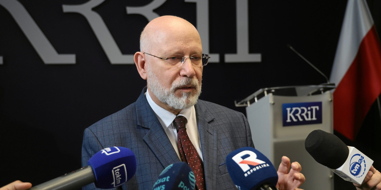 Het Poolse parlement stemt voor het voor de rechter dagen van de chef van de mediatoezichthouder