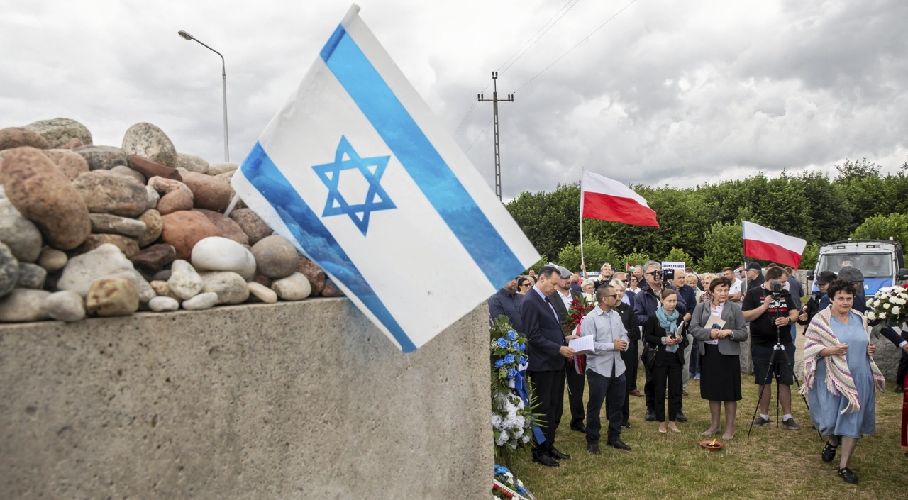 Israele condanna le nuove targhe che “distorcono la storia” sul luogo del pogrom di Jedwabne in Polonia