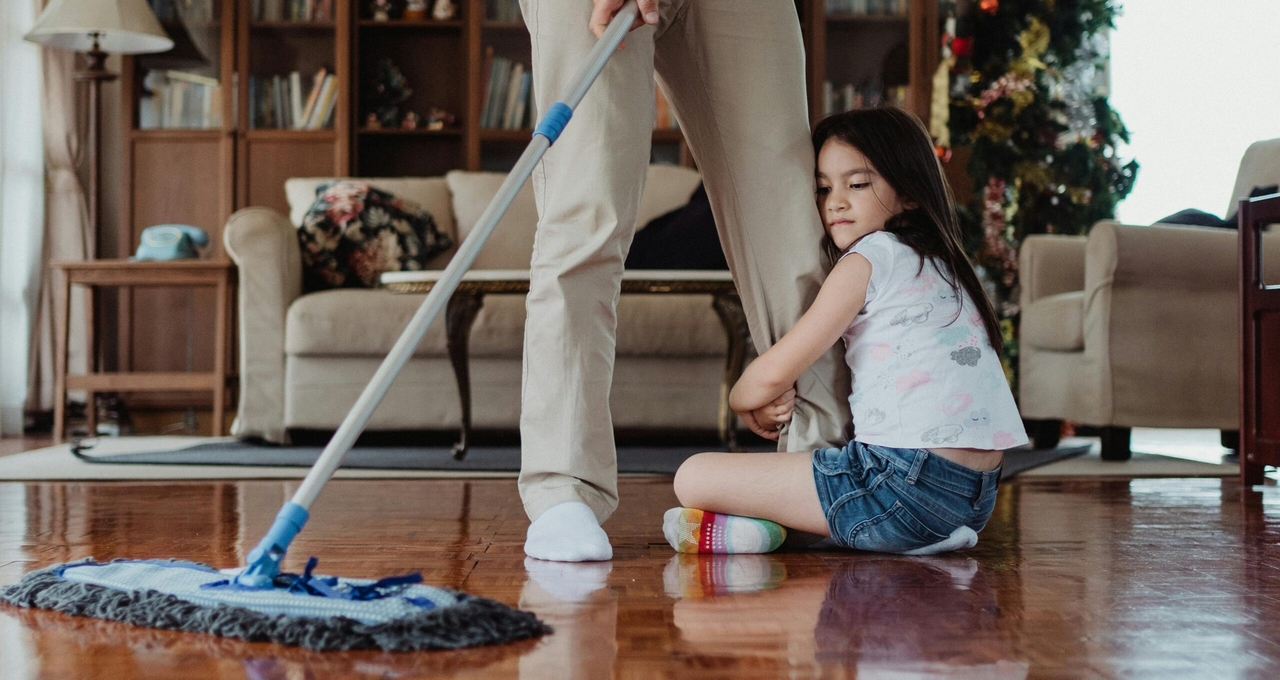 A disparidade de gênero no trabalho doméstico não remunerado diminui na Polônia, à medida que os homens dedicam mais tempo às tarefas domésticas