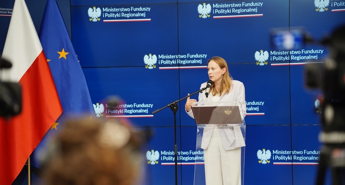 Polen bevriest betalingen van EU-Covid-fondsen en beschuldigt voormalige regering van het missen van lopende zaken