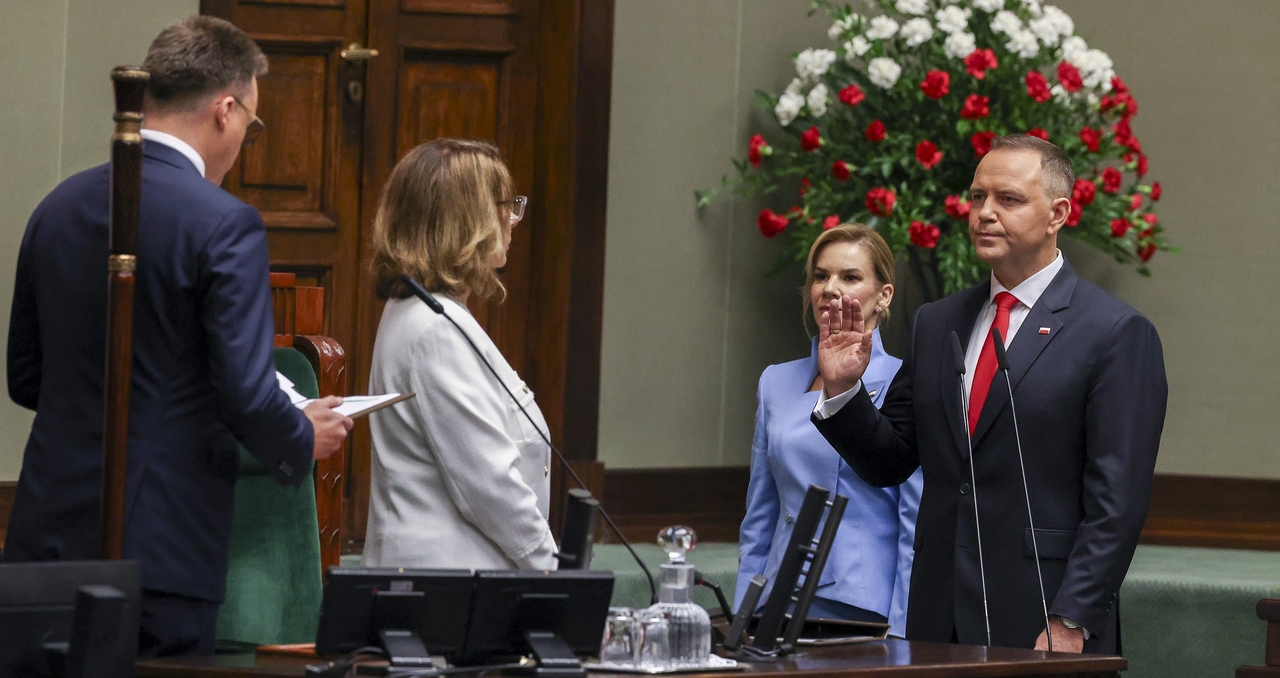 Polen beëdigt nieuwe president Karol Nawrocki