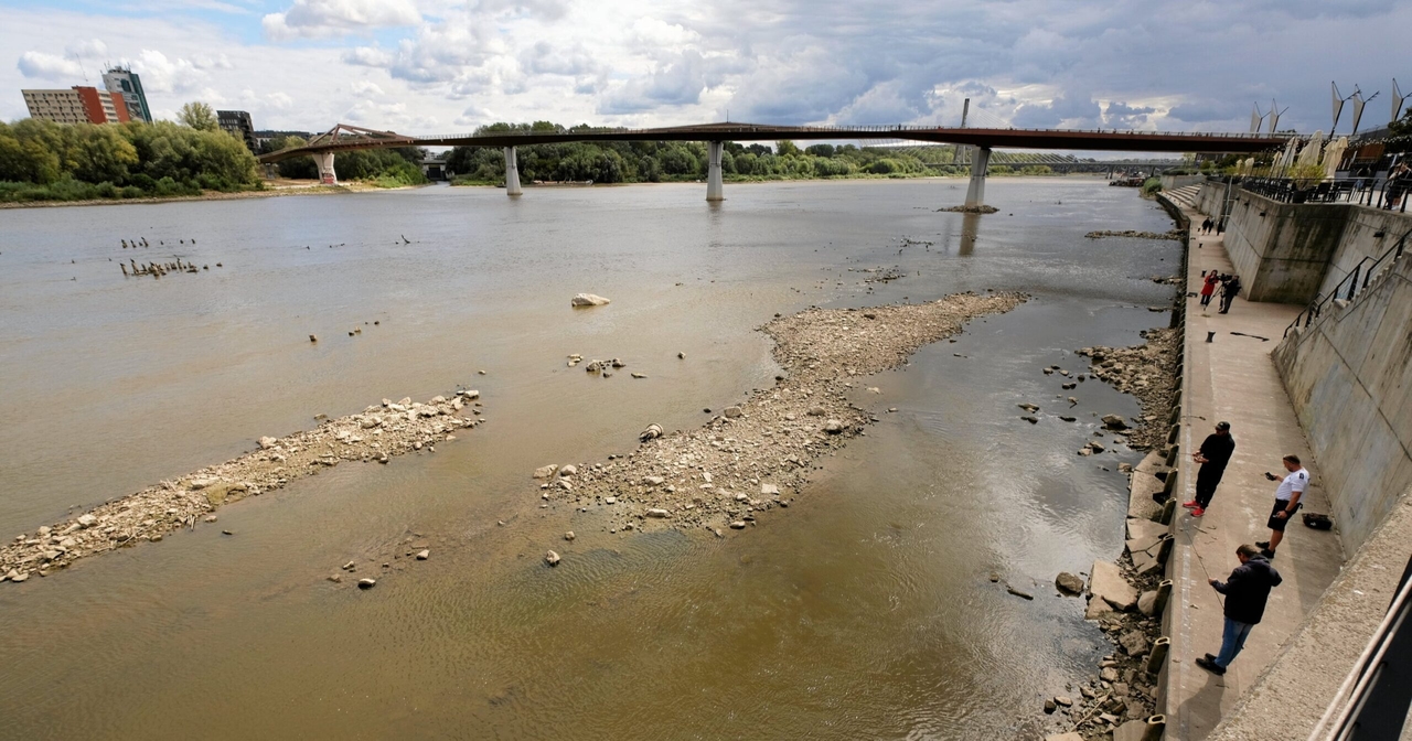 Varşova'daki Vistül Nehri'nde su seviyesi rekor düşük seviye olan 7 cm'ye düştü