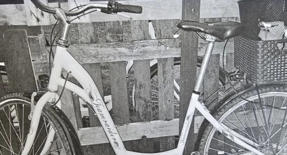 Ze verliet de bank en de fiets was weg.