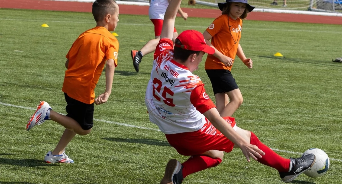 ¡El Club de Fútbol Bór Oborniki Śląskie abre sus puertas a los niños con discapacidad! Únete ahora al proyecto Futbol Plus y participa en entrenamientos gratuitos adaptados a tus necesidades. Entrevista con el entrenador Tomasz Osiński.