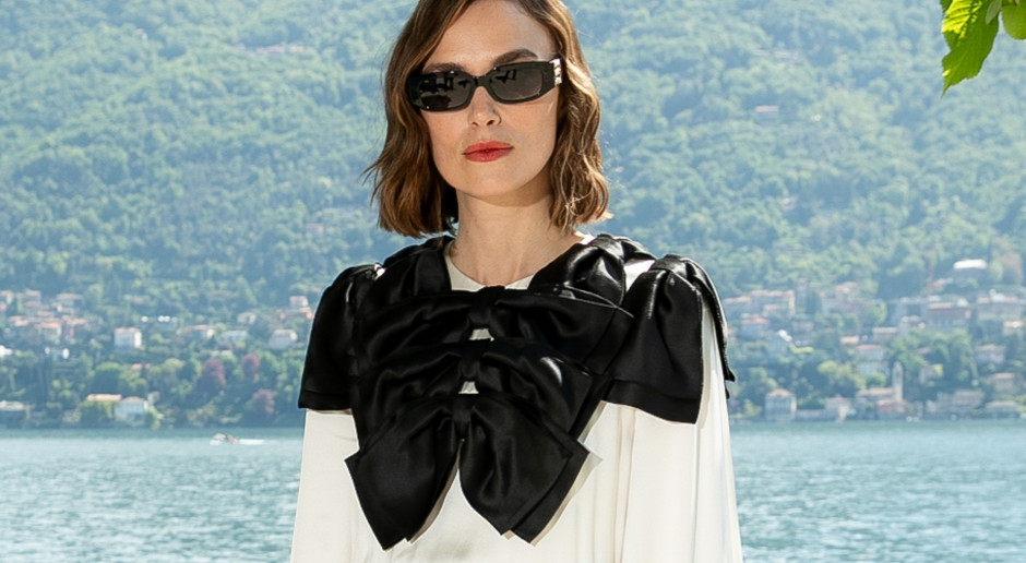 El bob más de moda de la temporada y un estilismo digno de la Reina de Como. Keira Knightley deslumbró en el desfile de Chanel