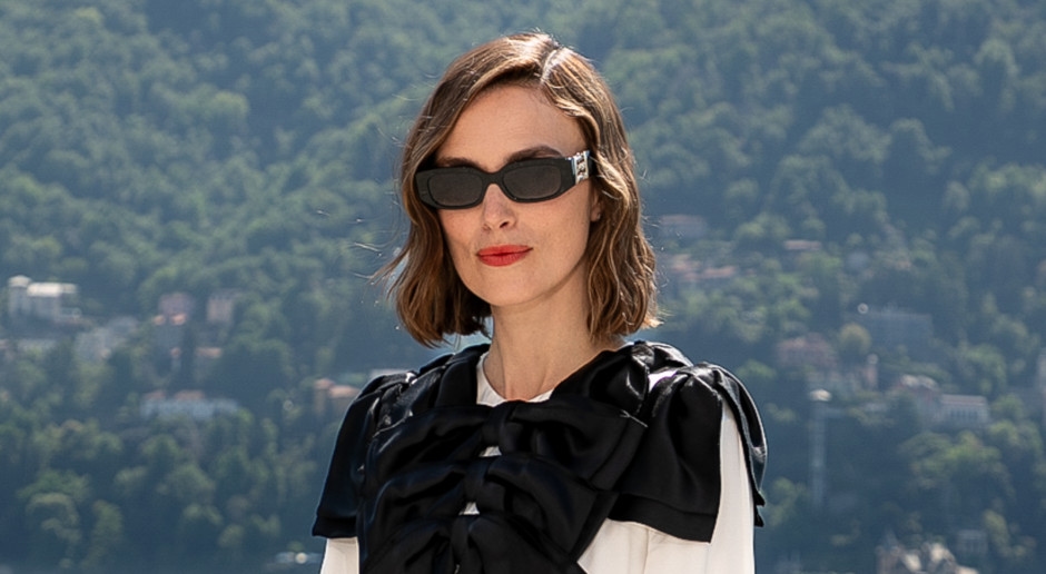El bob más de moda de la temporada y un estilismo digno de la Reina de Como. Keira Knightley deslumbró en el desfile de Chanel