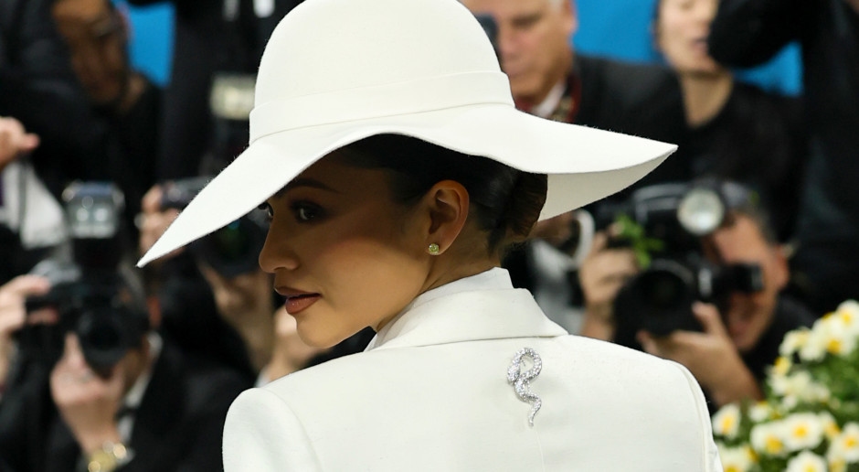 WELL LOOK: Zendaya at the Met Gala in a white (wedding?) suit. Classic elegance and a return to the crazy 70s.