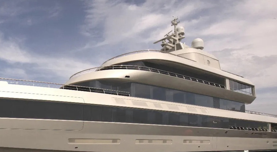 Armani prende il largo in mare aperto. La casa di moda italiana ha svelato il suo primo superyacht.