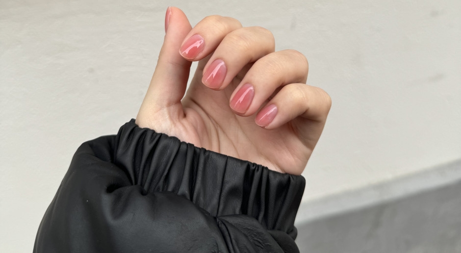 Dolce bagliore dell'estate. "Syrup Nails" è l'ultima tendenza amata dagli amanti della manicure delicata