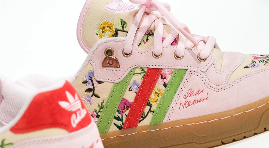 Кроссовки Adidas, как из бабушкиной гостиной. Эта модель кроссовок с цветочным принтом станет хитом лета 2025 года