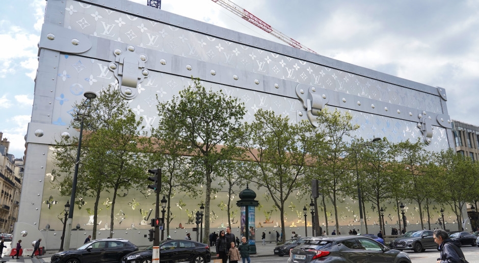Экологи борются с рекламой на Елисейских полях. Виновный? Louis Vuitton и гигантский чемодан
