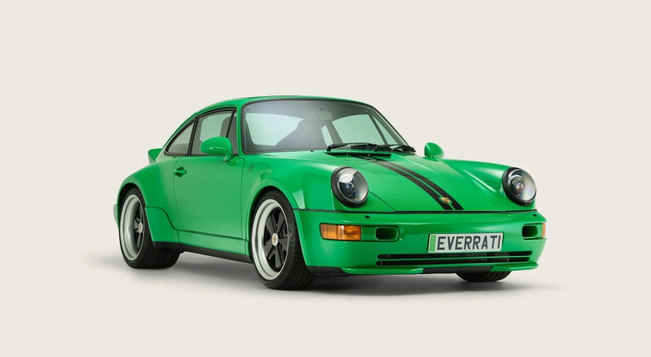 Grüne Viper unter Spannung. Hier ist ein klassischer Porsche 911 mit einem neuen elektrischen Herzen