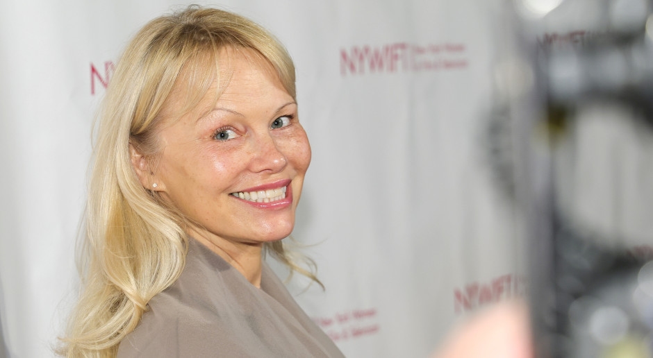 Pamela Anderson hat ihre Haare drastisch gekürzt. Dieser trendige Jeanne-d’Arc-Bob ist ein garantierter Hit!