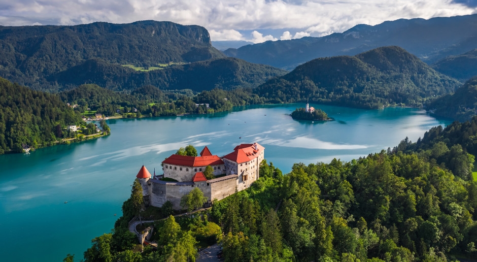 De camino a Croacia, haz una parada en Bled. Un nuevo templo del arte contemporáneo emerge en un entorno de ensueño.