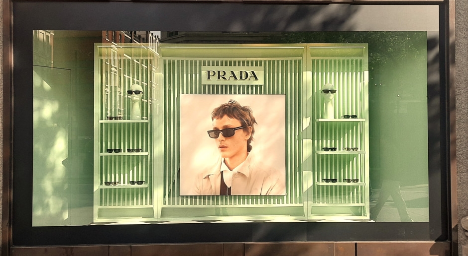Prada bajo fuego. ¿Qué pasa con el escándalo de las sandalias?