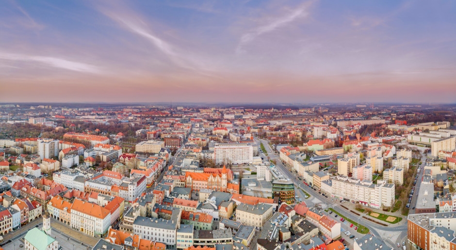 Skulptur für 300.000 gespaltene Einwohner der schlesischen Stadt. Riesiger Daumen sorgt für Kontroverse