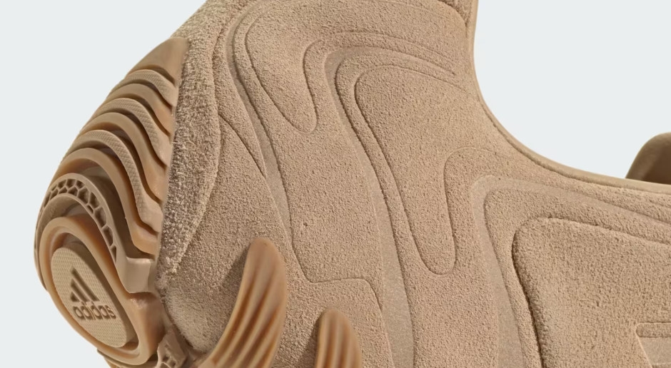 Sembrano le iconiche scarpe Miu Miu, ma sono Adidas. Le it girl vanno pazze per queste sneaker.