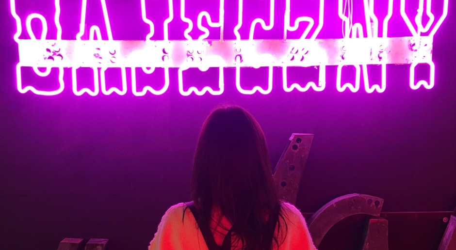 Da Mińska a Piazza delle Parate. Il Museo Neon apre nella sua nuova sede presso il Palazzo della Cultura e della Scienza.