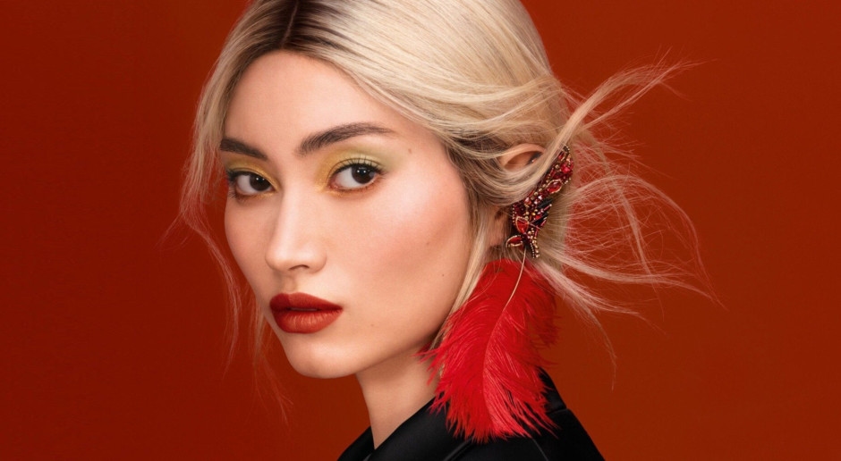 Guerlain presenta la sua collezione make-up autunno 2025. Piume di uccello e ricami di gioielli sono come piccole opere d'arte.