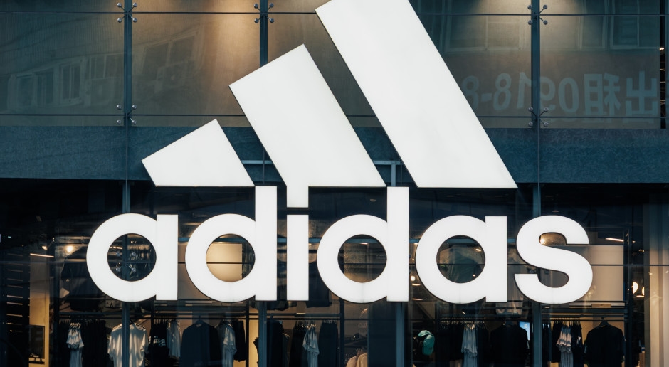 Nuvole nere sovrastano il marchio Adidas. Il Ministero è indignato per la nuova collezione del marchio.