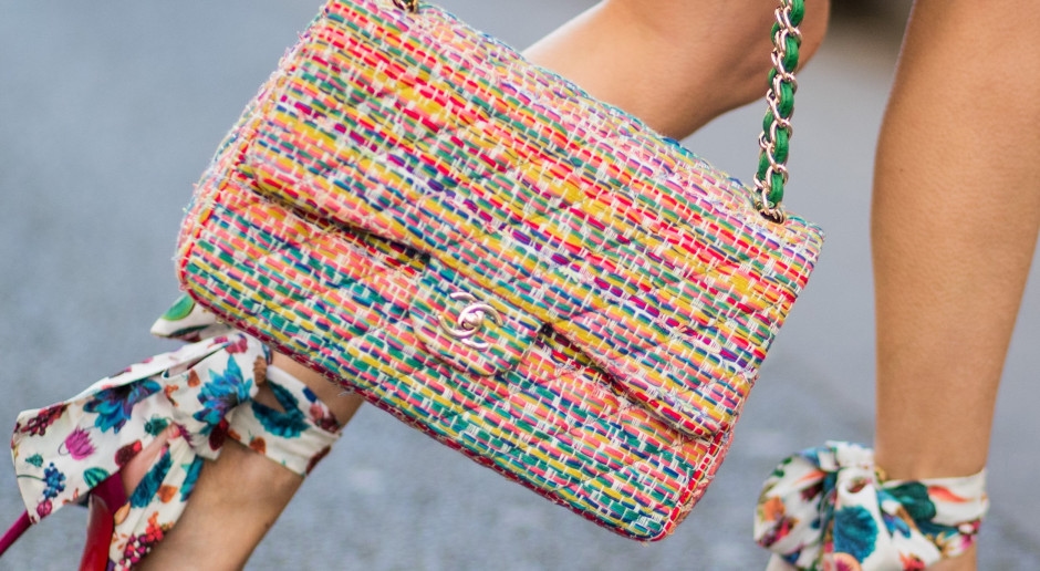 La borsa che ha dato libertà alle donne. La famosa modella di Chanel compie 70 anni.