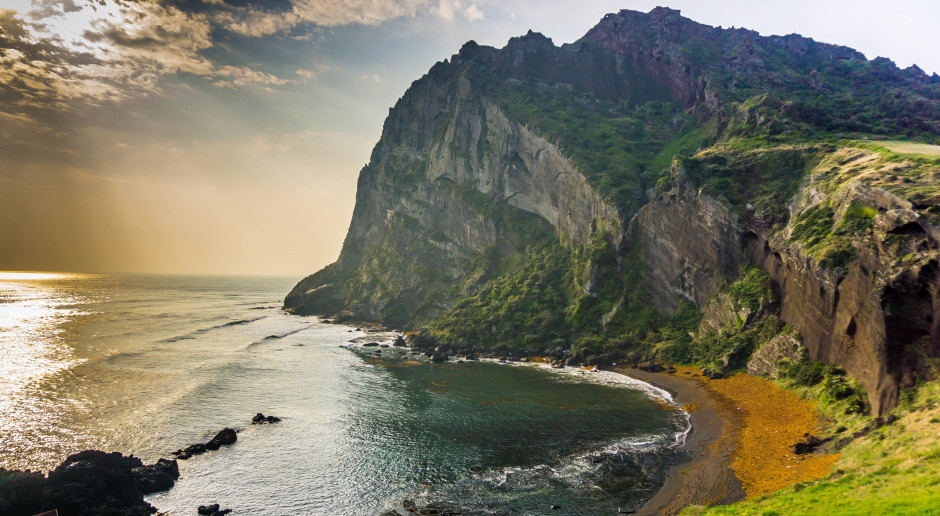 "O Havaí do Extremo Oriente" está farto de turistas. As autoridades da ilha querem acabar com vândalos e pessoas ignorantes.