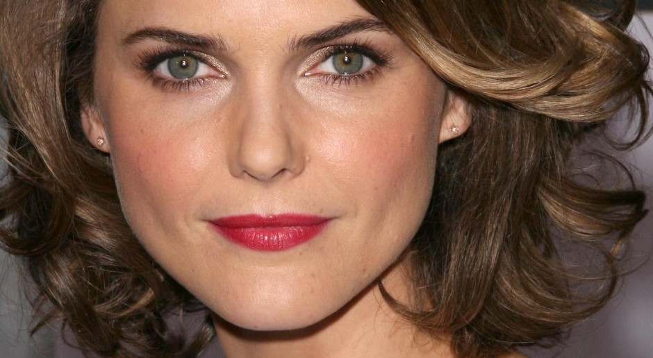 Keri Russell em ternos femininos Loro Piana. A quintessência do luxo discreto para o outono de 2025.