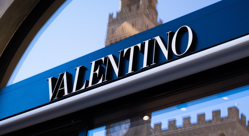 Kering pospone la adquisición de Valentino: la nueva estrategia del gigante francés del lujo
