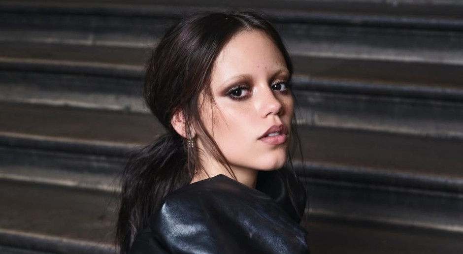 Trucco di tendenza per l'autunno 2025? Dimenticate il soft glam. Ora, più è scuro, meglio è!
