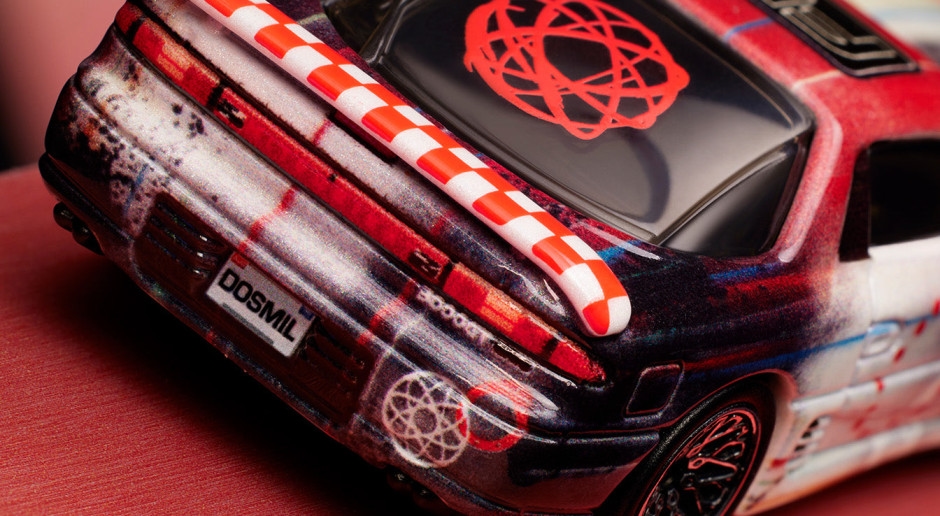 Futura bundelt de krachten met de beroemde veren en creëert samen een verzamelbare mini Mitsubishi.