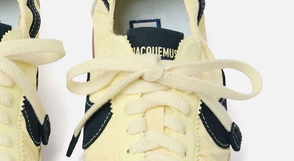 Jacquemus interpretiert einen Nike-Klassiker neu. Das Kultmodell kehrt nach 20 Jahren zurück.
