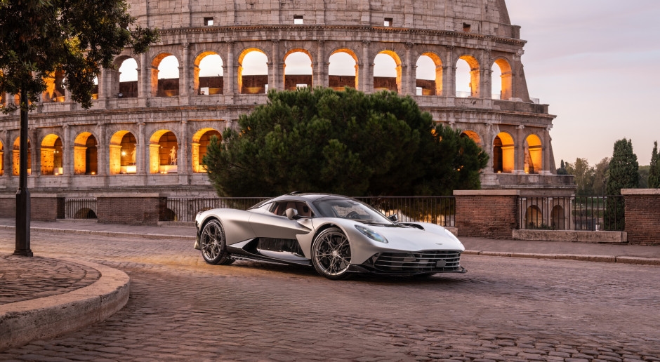 A Aston Martin parte para conquistar Roma. Um marco para uma lenda britânica.
