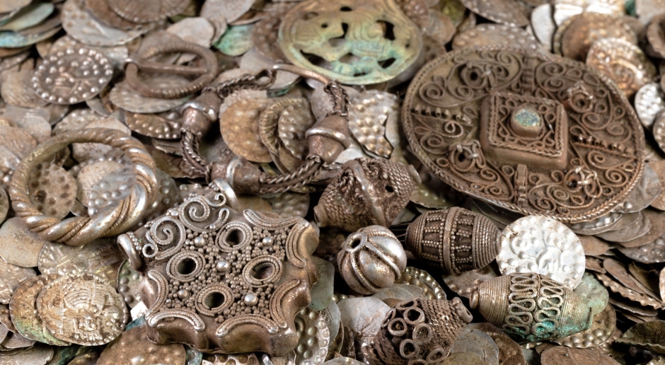 Buscaba gusanos como cebo y encontró un tesoro medieval. Los arqueólogos están conmocionados.