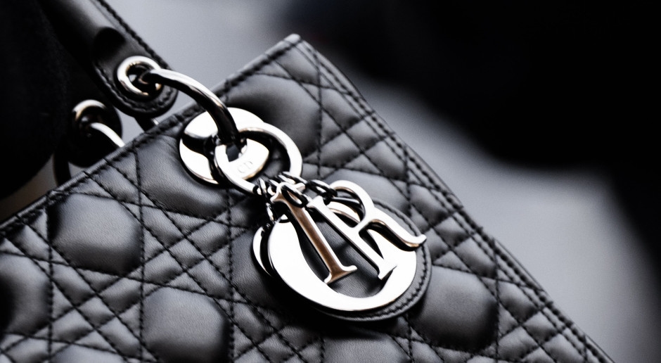 "Kristal" Lady Dior. İşte ikonik çantanın yeni ve sanatsal bir versiyonu.