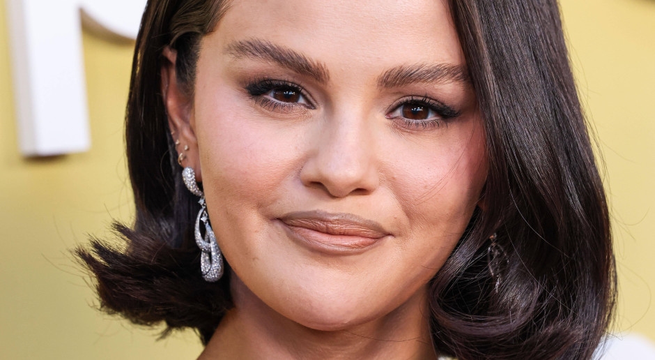 Селена Гомес уже знает, какие ногти будут хитом осени 2025 года. «Хромовое желе» сияет, как северное сияние.